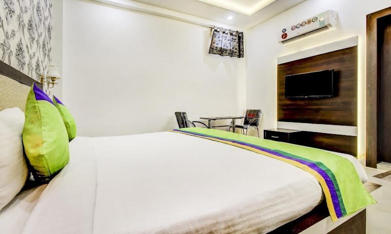 Hotel Golden Door Матхура Экстерьер фото