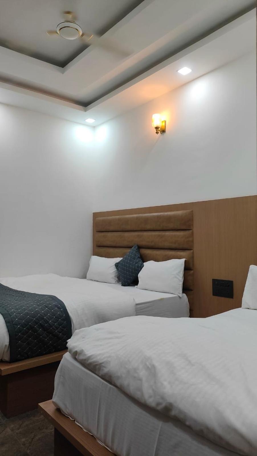Hotel Golden Door Матхура Экстерьер фото
