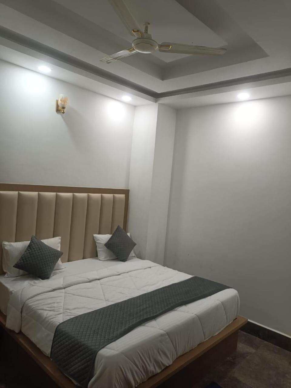 Hotel Golden Door Матхура Экстерьер фото