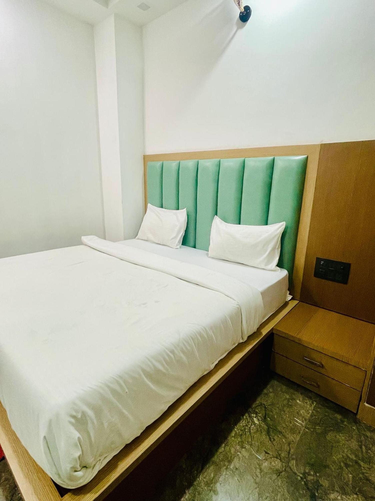 Hotel Golden Door Матхура Экстерьер фото
