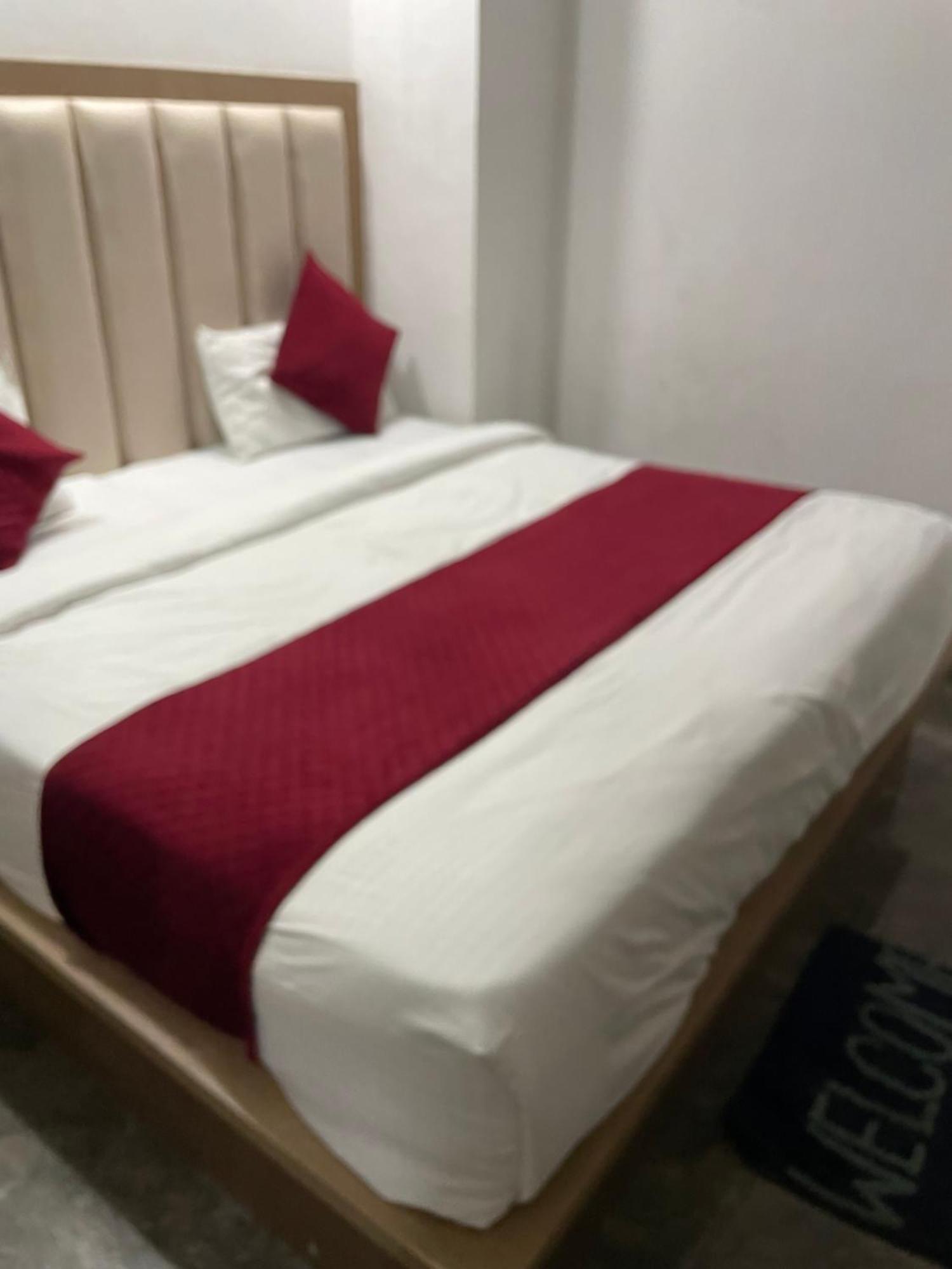 Hotel Golden Door Матхура Экстерьер фото