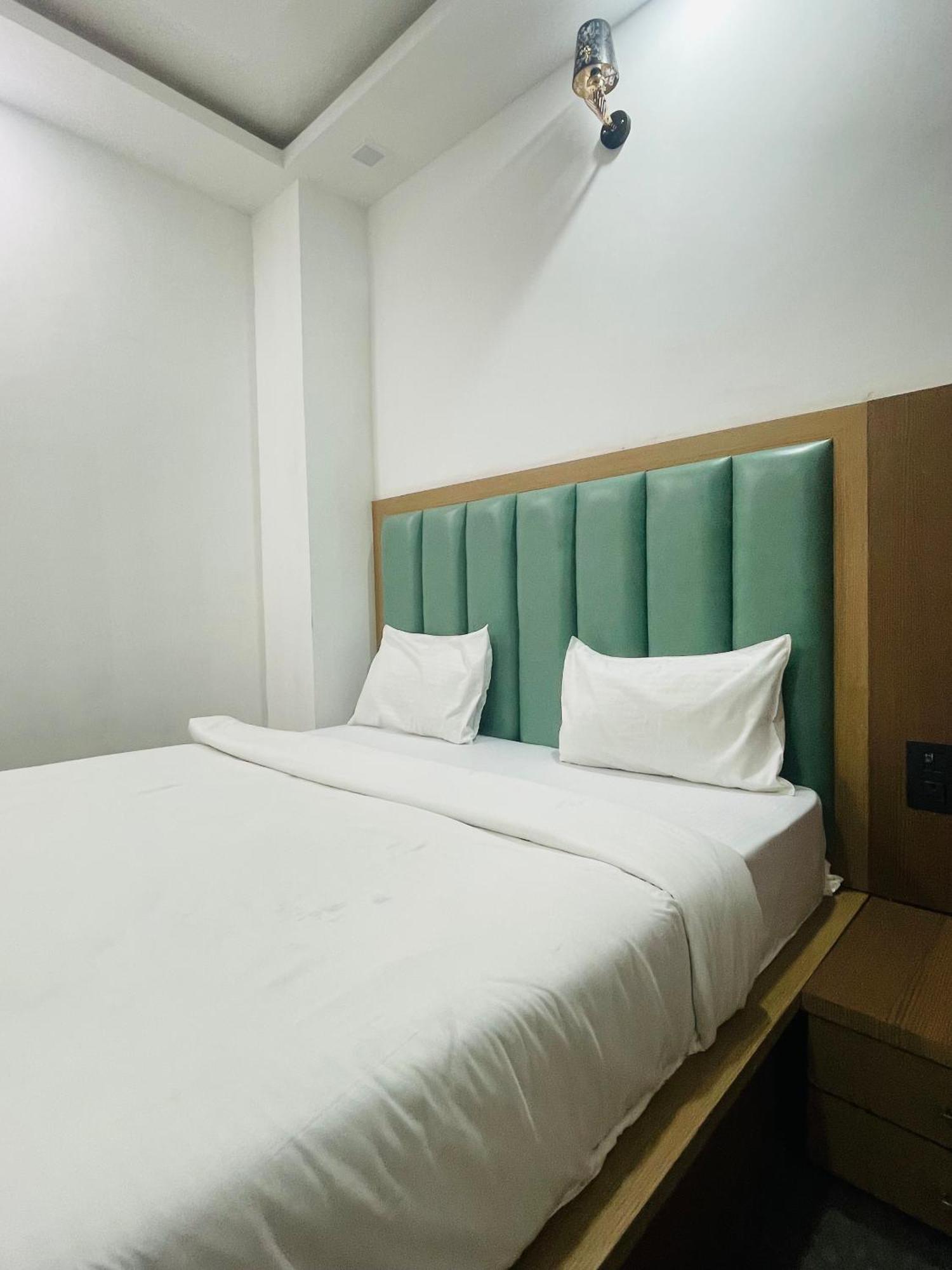 Hotel Golden Door Матхура Экстерьер фото