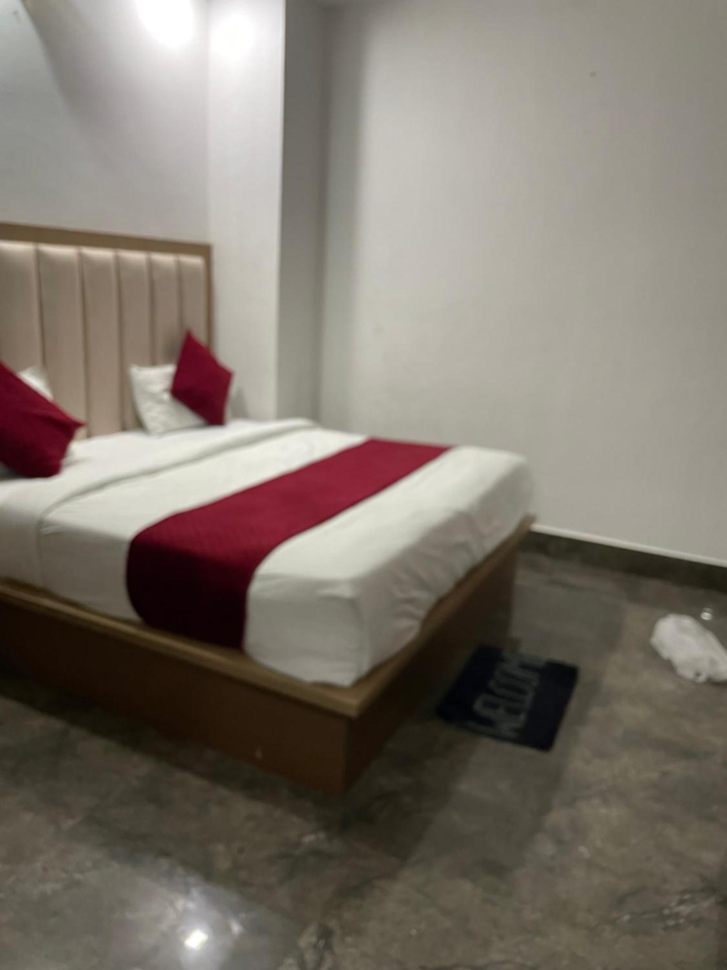 Hotel Golden Door Матхура Экстерьер фото